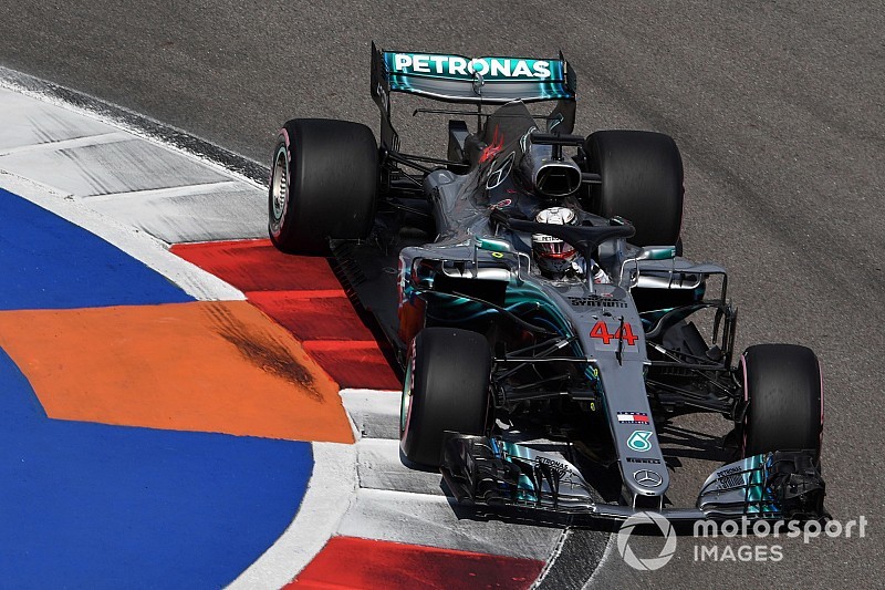 Hamilton asusta en los terceros libres de Rusia