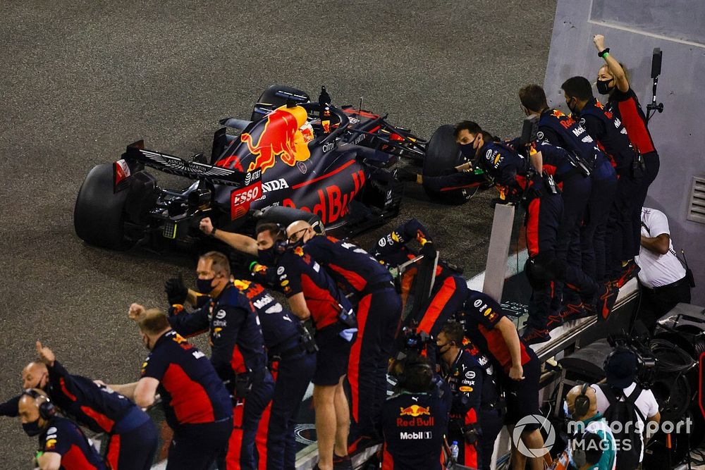 Max Verstappen, Red Bull Racing RB16, 1st position, takes victory