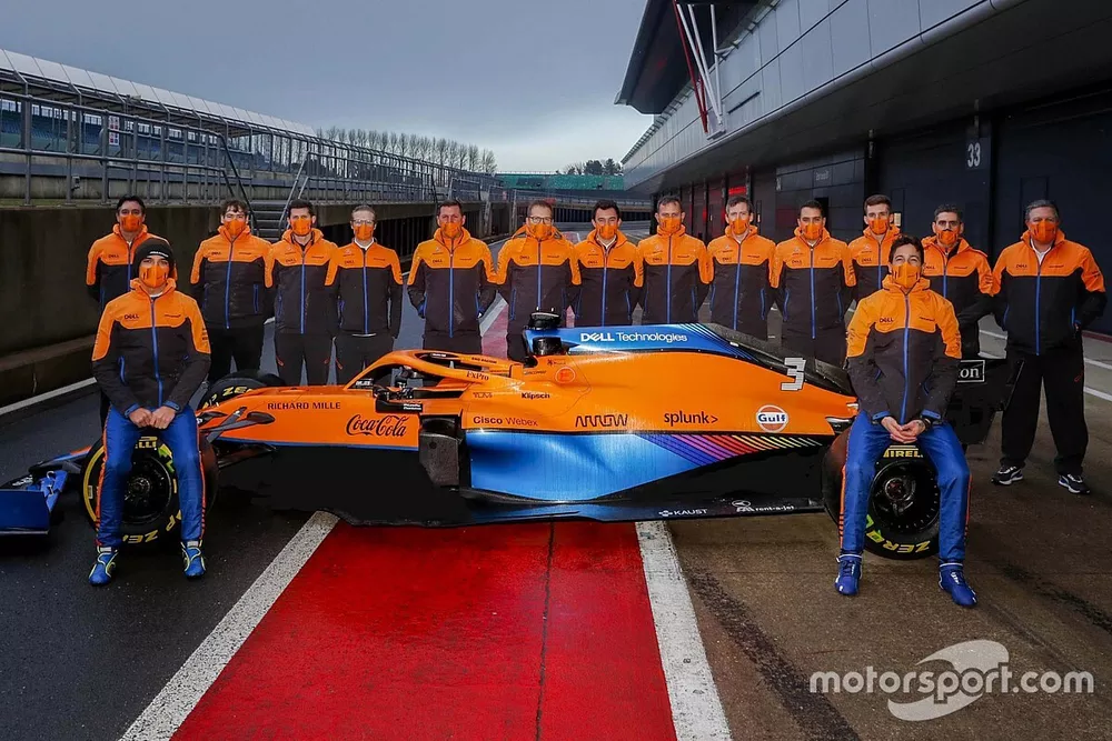 Lando Norris, Daniel Ricciardo, with the McLaren MCL35M and the team