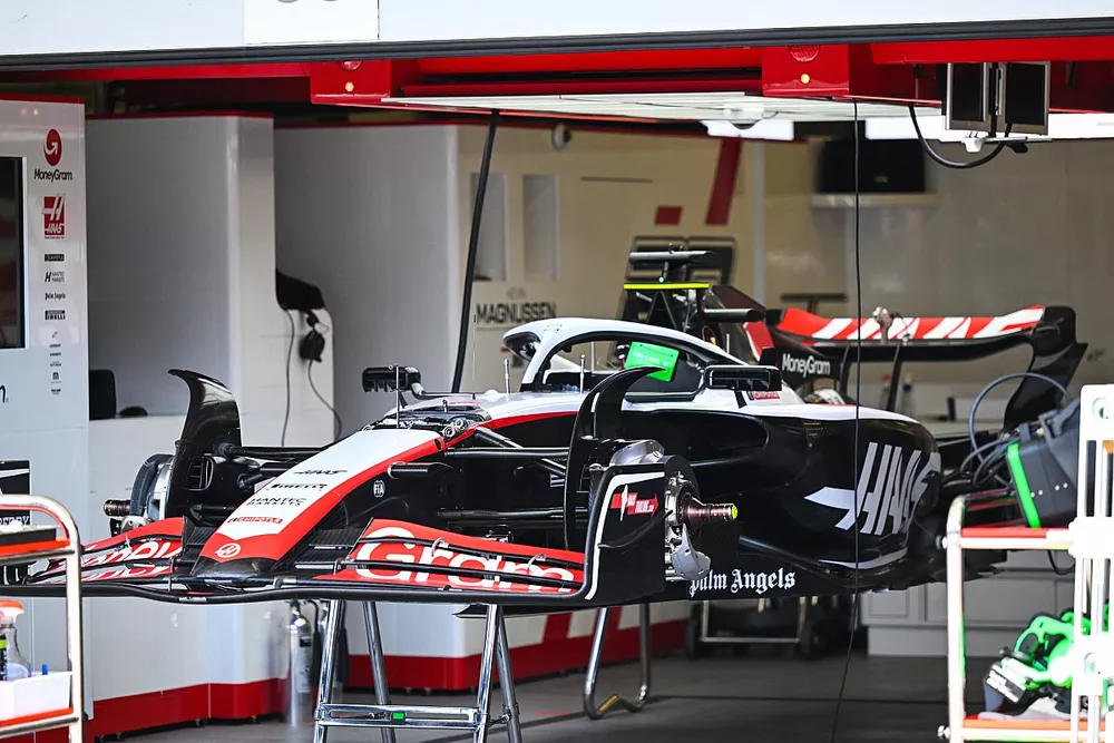 Haas pit garage detail