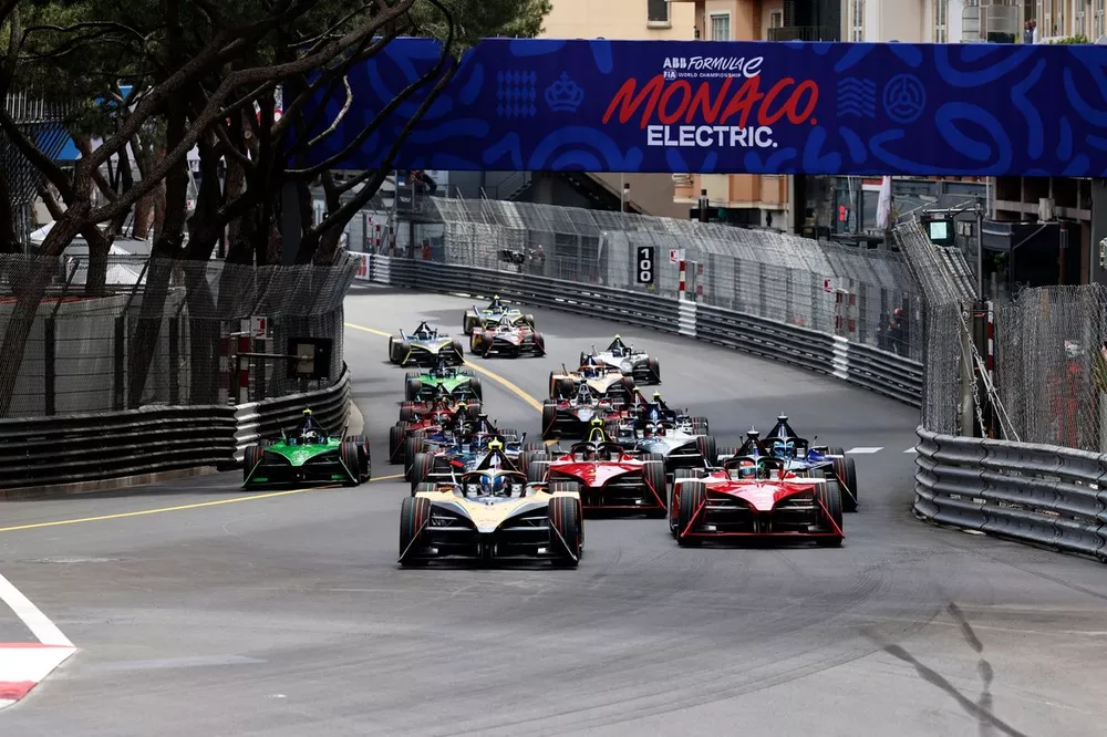 Jake Hughes, McLaren, e-4ORCE 04 Sacha Fenestraz, Nissan Formula E Team, Nissan e-4ORCE 04, Norman Nato, Nissan Formula E Team, Nissan e-4ORCE 04 en la salida