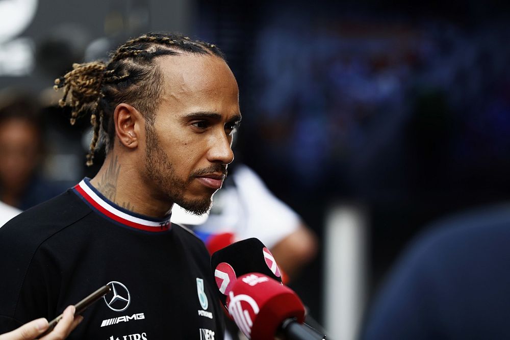 Lewis Hamilton, Mercedes-AMG, habla con la prensa 