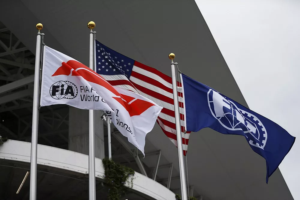 Les drapeaux des États-Unis, de la FIA et de la F1