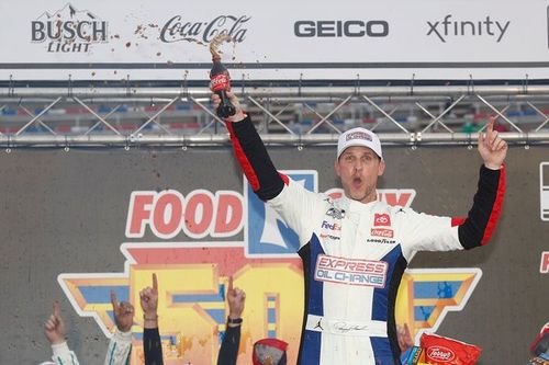 Hamlin gana una carrera marcada por el desgaste de neum&aacute;ticos en Bristol