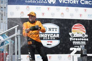 La IndyCar le da a O'Ward la victoria un mes después tras descalificar a Penske