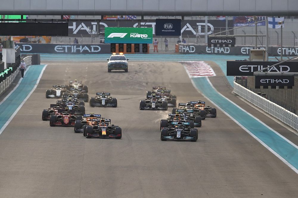 Lewis Hamilton, Mercedes W12, Max Verstappen, Red Bull Racing RB16B, Sergio P&eacute;rez, Red Bull Racing RB16B, Charles Leclerc, Ferrari SF21, el resto de la parrilla en la salida