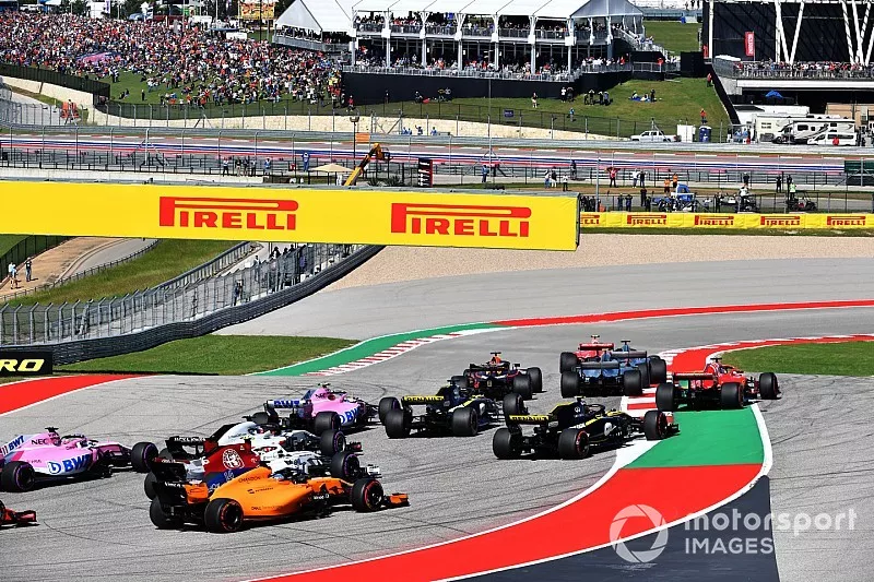 Kimi Raikkonen, Ferrari SF71H devant Lewis Hamilton, Mercedes-AMG F1 W09 tandis que Sebastian Vettel, Ferrari SF71H sort au large au d&eacute;part