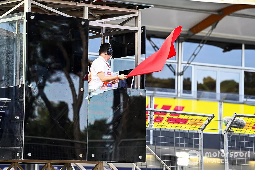 Le drapeau rouge est agit&eacute;