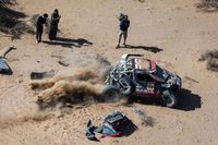 La FIA revisar&aacute; el coche de Loeb por su vuelco en el Dakar y decidir&aacute;n su abandono