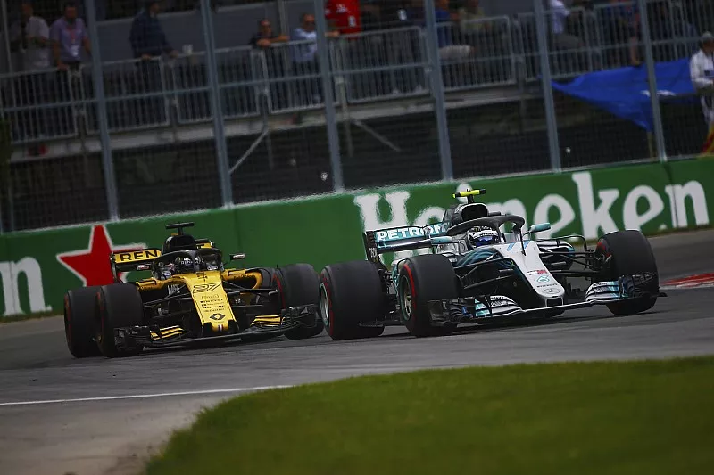 Valtteri Bottas, Mercedes AMG F1 W09, por delante de  Carlos Sainz Jr., Renault Sport F1 Team R.S. 18
