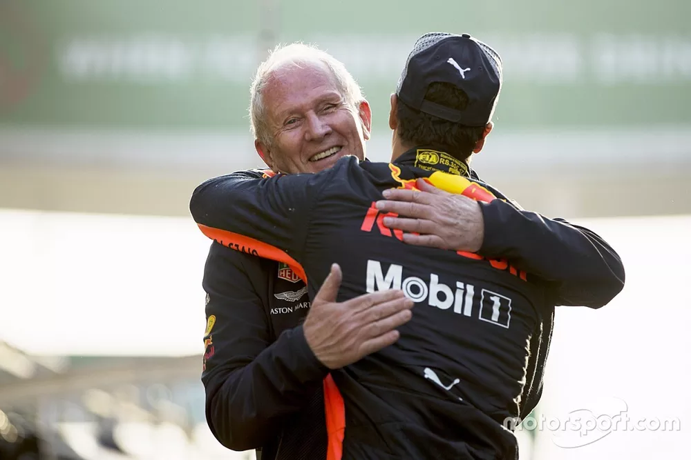 Helmut Marko, Consultant, Red Bull Racing, feliciteert Daniel Ricciardo, Red Bull Racing, winnaar