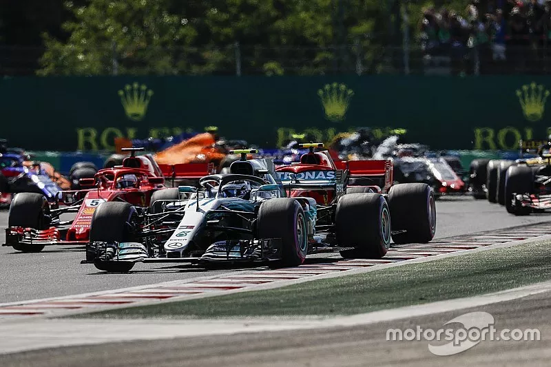 Valtteri Bottas, Mercedes AMG F1 W09, leads Kimi Raikkonen, Ferrari SF71H, Sebastian Vettel, Ferrari SF71H, and the remainder of the field at the start