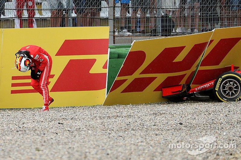 Sebastian Vettel, Ferrari SF71H se dirige al garaje despu&eacute;s de quedar fuera de la carrera