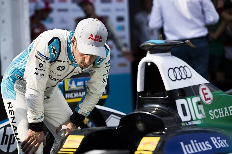 S&eacute;bastien Buemi, Renault e.Dams, checks out the car of Lucas di Grassi, Audi Sport ABT Schaeffler