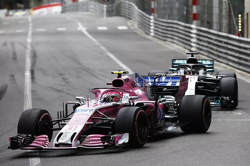 Esteban Ocon, Force India VJM11, Lewis Hamilton, Mercedes AMG F1 W09