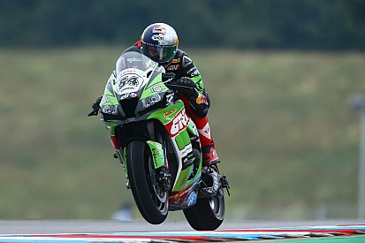Video: Razgatlioglu breekt teen bij crash in Corkscrew Laguna Seca