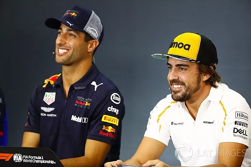 Daniel Ricciardo, Red Bull Racing, and Fernando Alonso, McLaren, in the Thursday press conference