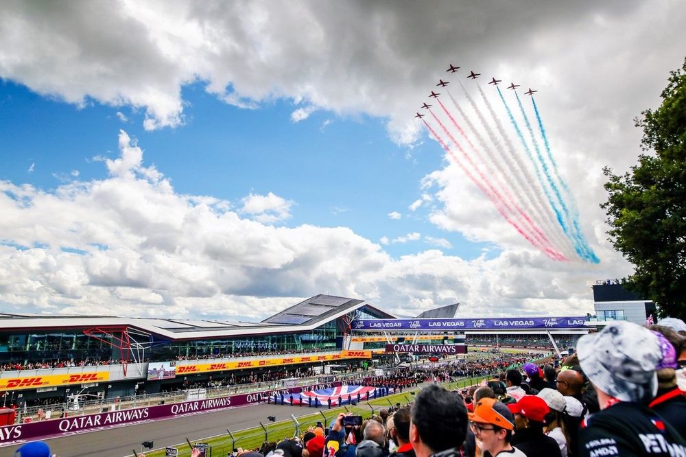 Los aviones caza con los colores de la bandera británica antes de la salida
