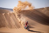 Sanders acelera a KTM y Tosha sigue a la estela en una dif&iacute;cil etapa 48h del Dakar