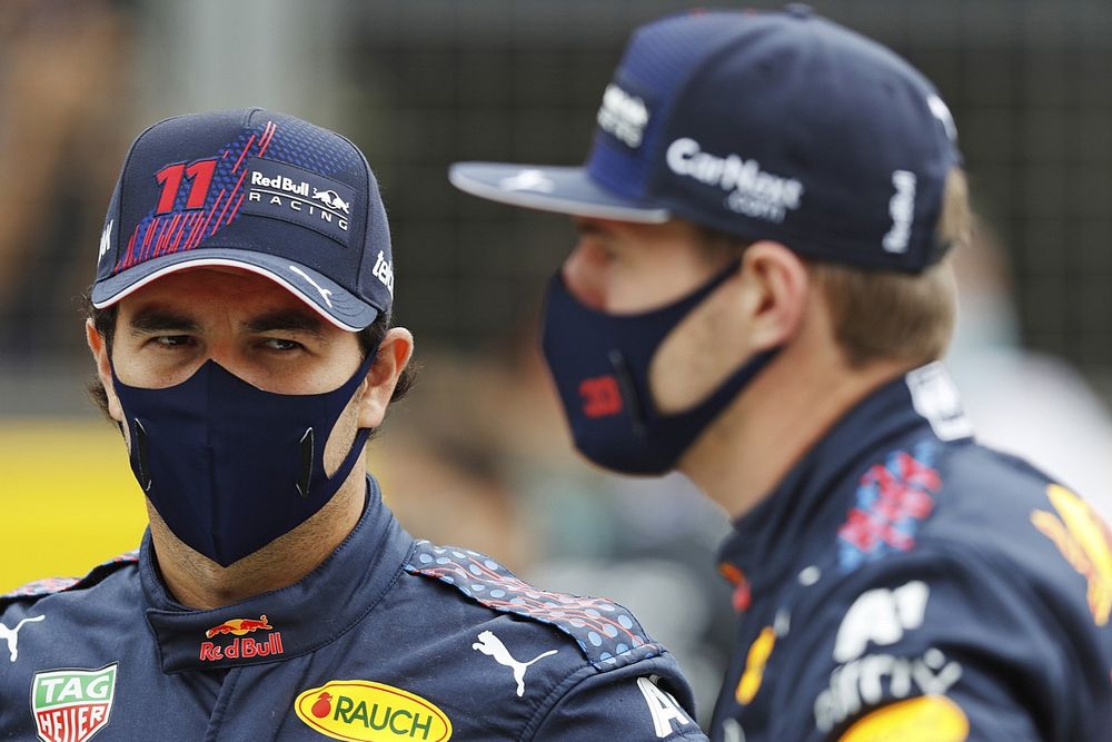 Sergio P&eacute;rez, Red Bull Racing, y Max Verstappen, Red Bull Racing, antes de la presentaci&oacute;n del coche de F&oacute;rmula 1 de 2022