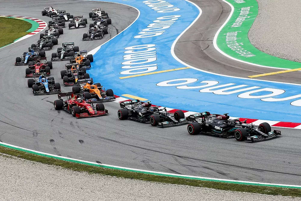 Lewis Hamilton, Mercedes W12, Valtteri Bottas, Mercedes W12, Charles Leclerc, Ferrari SF21, Daniel Ricciardo, McLaren MCL35M, Esteban Ocon, Alpine A521, y el resto de pelot&oacute;n
