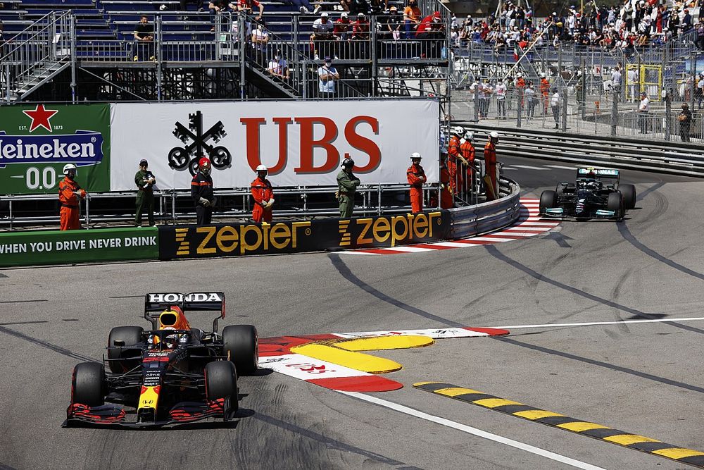 Max Verstappen, Red Bull Racing RB16B, Valtteri Bottas, Mercedes W12