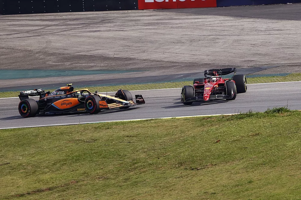 Le contact entre Lando Norris, McLaren MCL36, et Charles Leclerc, Ferrari F1-75