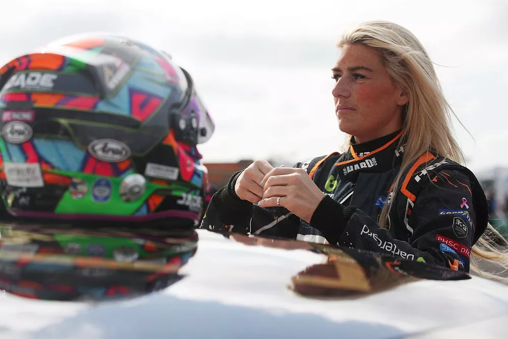 Jade Edwards, Re.Beverages and Bartercard with Team HARD Cupra Leon 