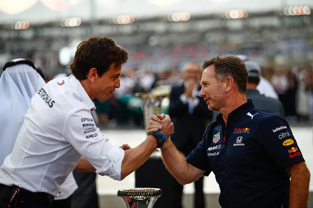 Toto Wolff, Team Principal en CEO, Mercedes AMG, Christian Horner, Team Principal, Red Bull Racing, armworstelen om de trofee op de grid