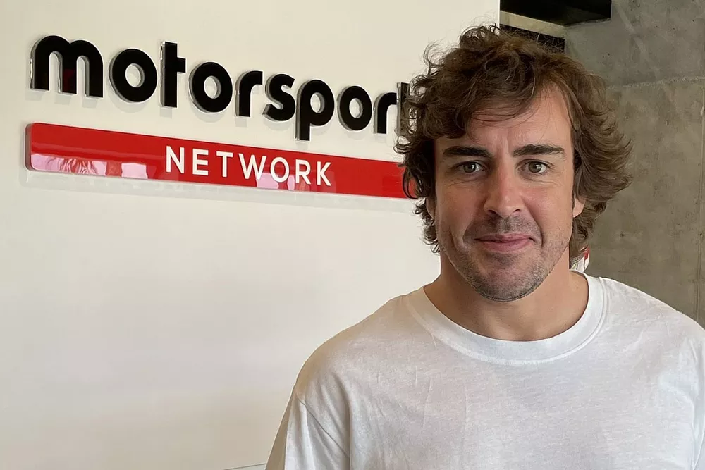 Fernando Alonso, Alpine, en visite au si&egrave;ge de Motorsport Network &agrave; Miami
