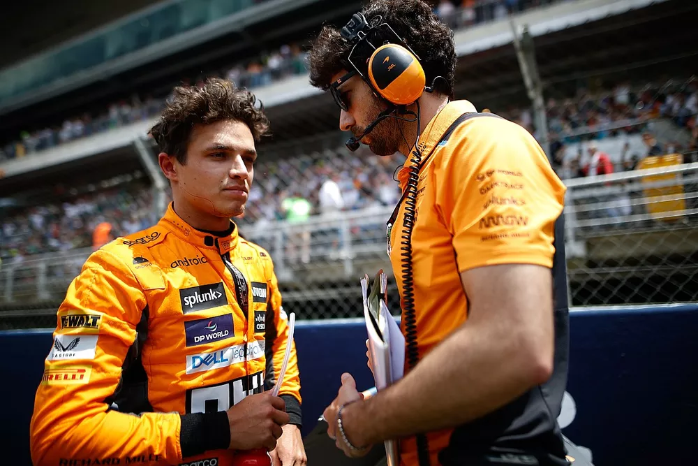 Lando Norris, McLaren, en la parrilla con su ingeniero
