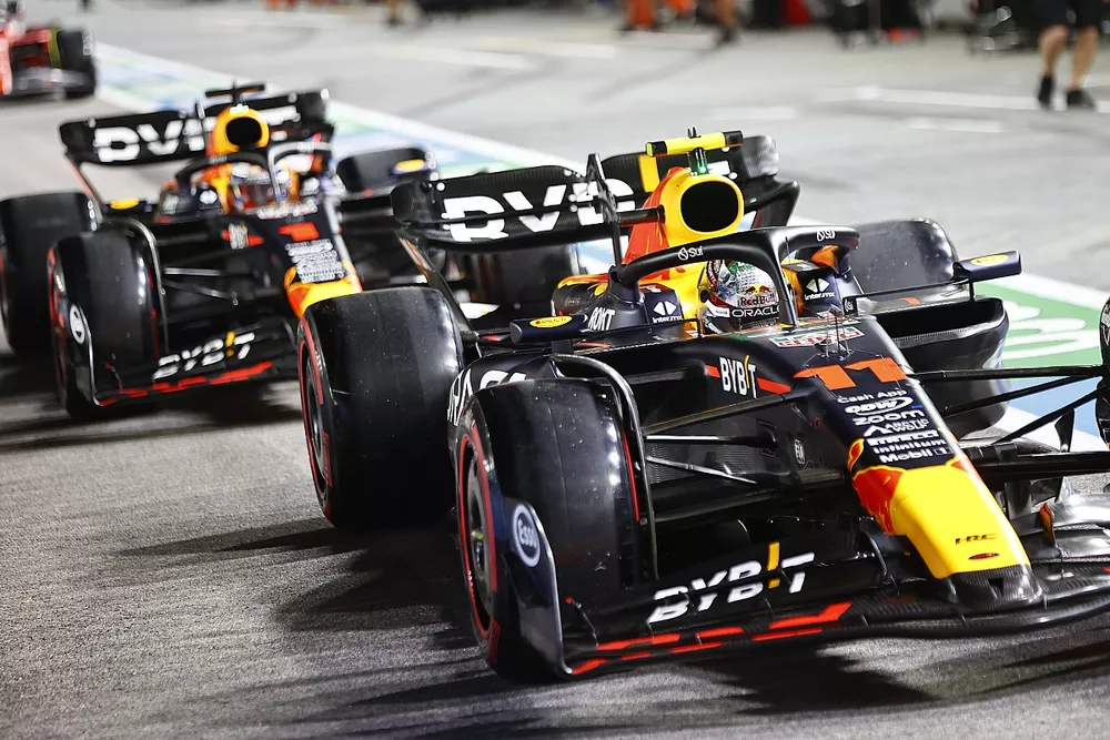 Sergio Perez, Red Bull Racing RB19, devance Max Verstappen, Red Bull Racing RB19, dans la pitlane