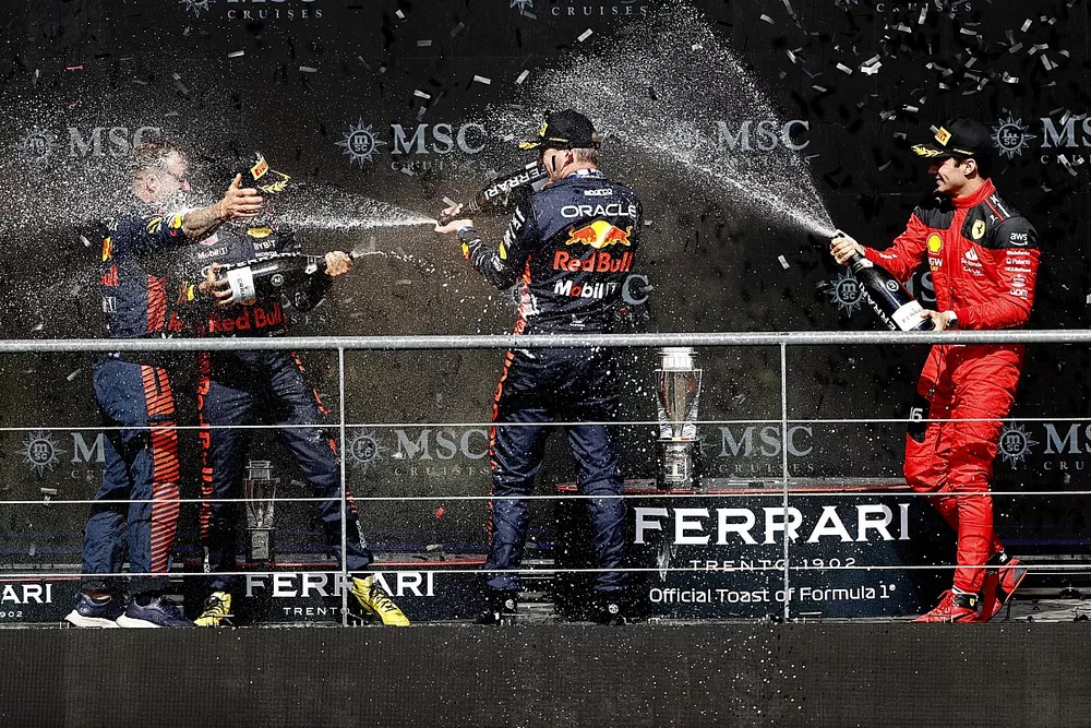 Podio: segundo lugar Sergio P&eacute;rez, Red Bull Racing, ganador Max Verstappen, Red Bull Racing, tercer lugar Charles Leclerc, Scuderia Ferrari