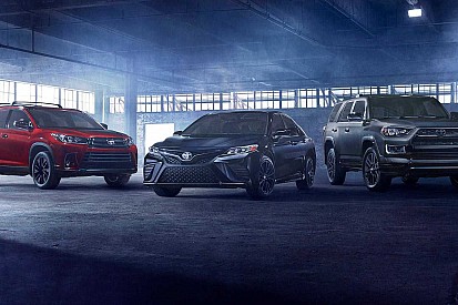 Toyota Camry та Highlander Nightshade дебютували в сутінках L.A.