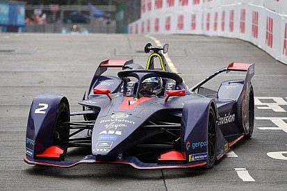 Bird tampona Lotterer all'ultimo giro nell'E-Prix di Hong Kong, vittoria con giallo per Sam