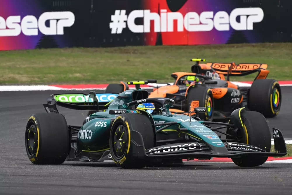 Fernando Alonso, Aston Martin AMR24, Lando Norris, McLaren MCL38