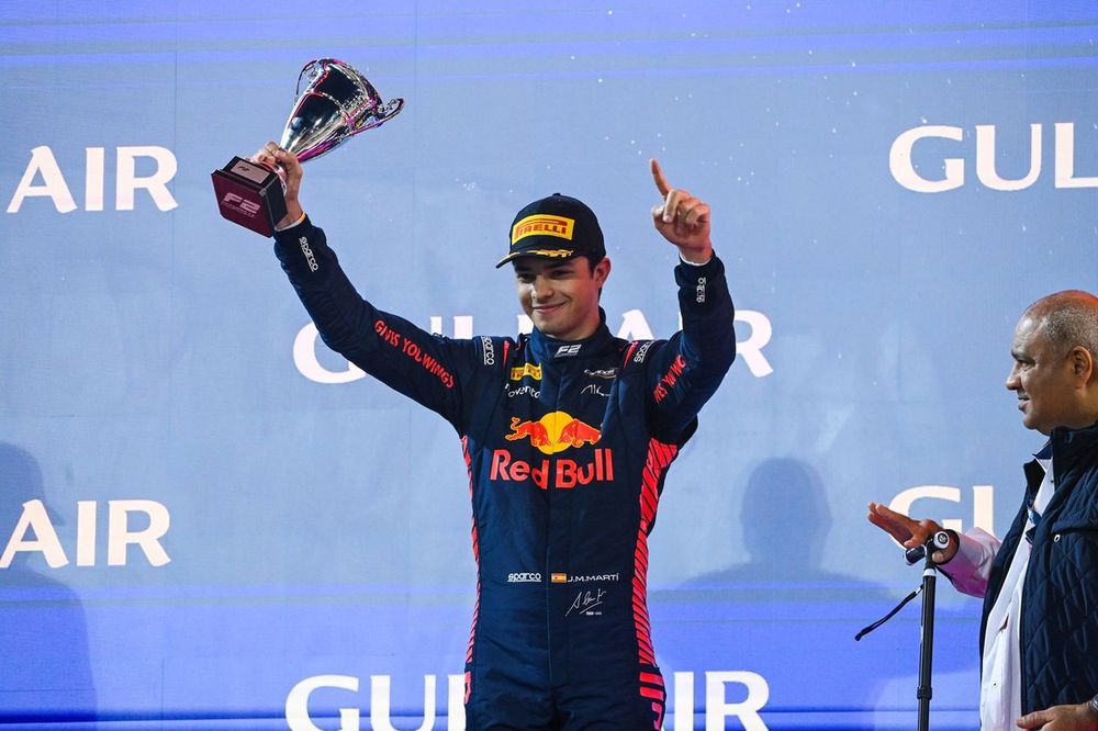 Pepe Mart&iacute;, Campos Racing, tercer lugar, celebra en el podio