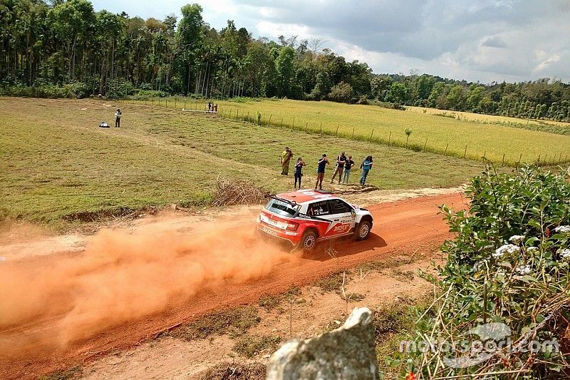 Gaurav Gill y Glenn MacNeall, Skoda Fabia R5, Team MRF