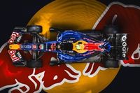 レッドブル、自社製PUを搭載する初代マシンRB22のカラーリングを発表。これまでのイメージを一新