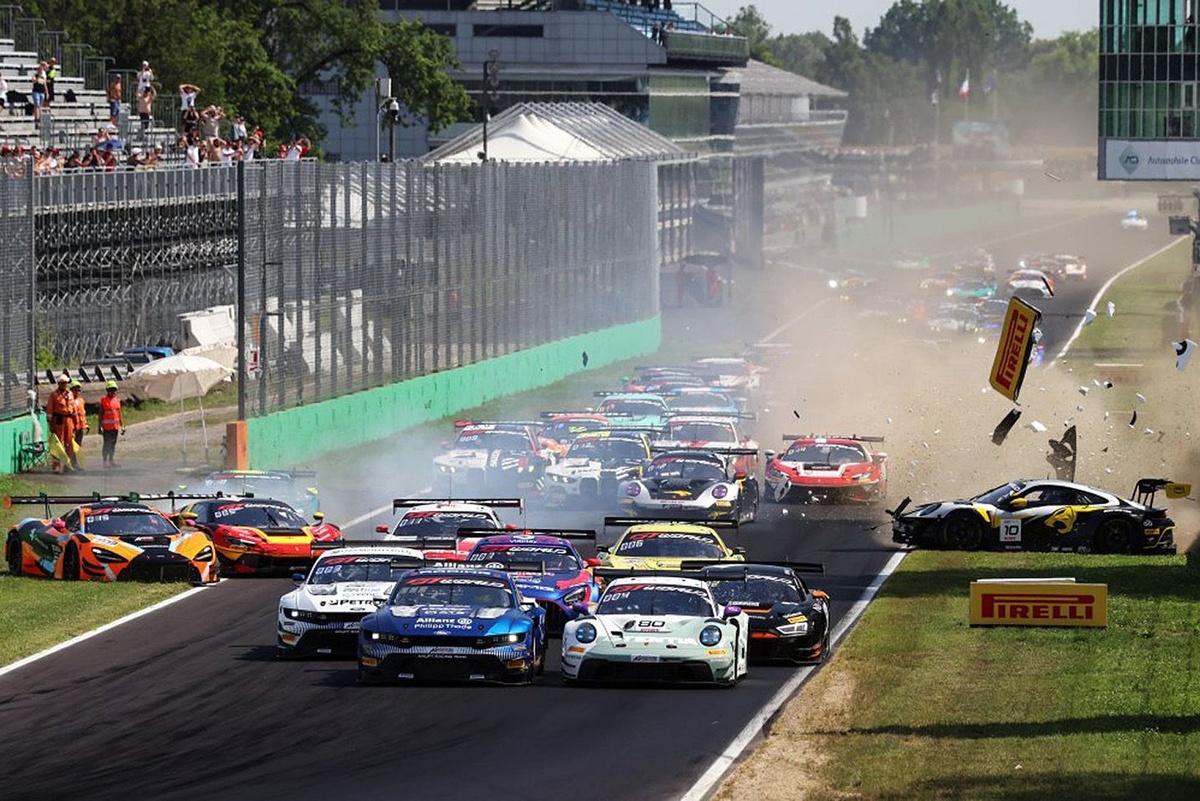 Over a dozen cars involved in major Monza GT race pile-up