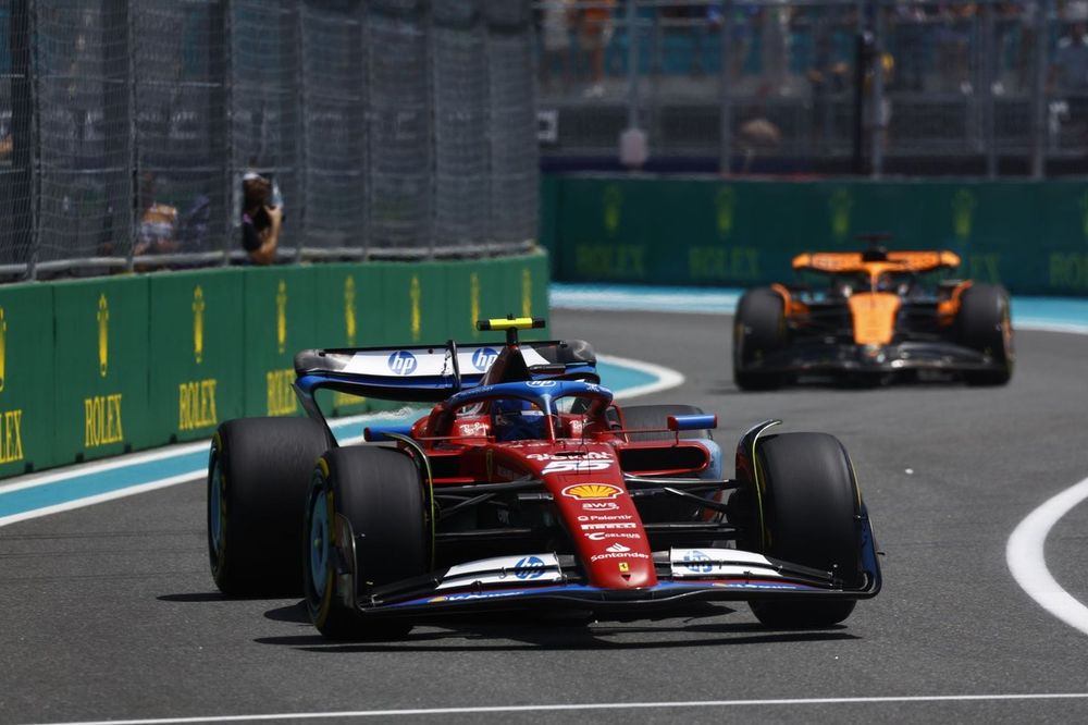 Carlos Sainz, Ferrari SF-24, Oscar Piastri, McLaren MCL38