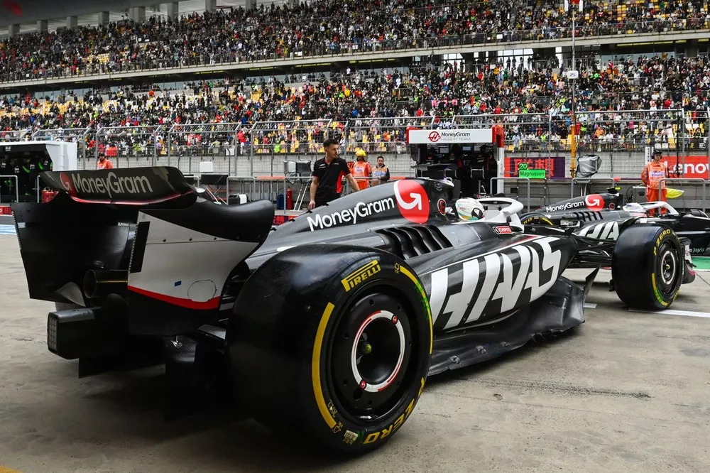 Kevin Magnussen, Haas VF-24, leaves the garage