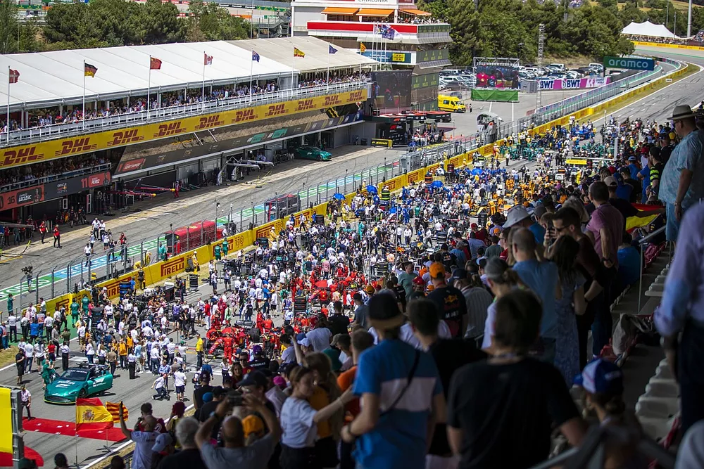 La parrilla previa a la carrera vista desde una tribuna 