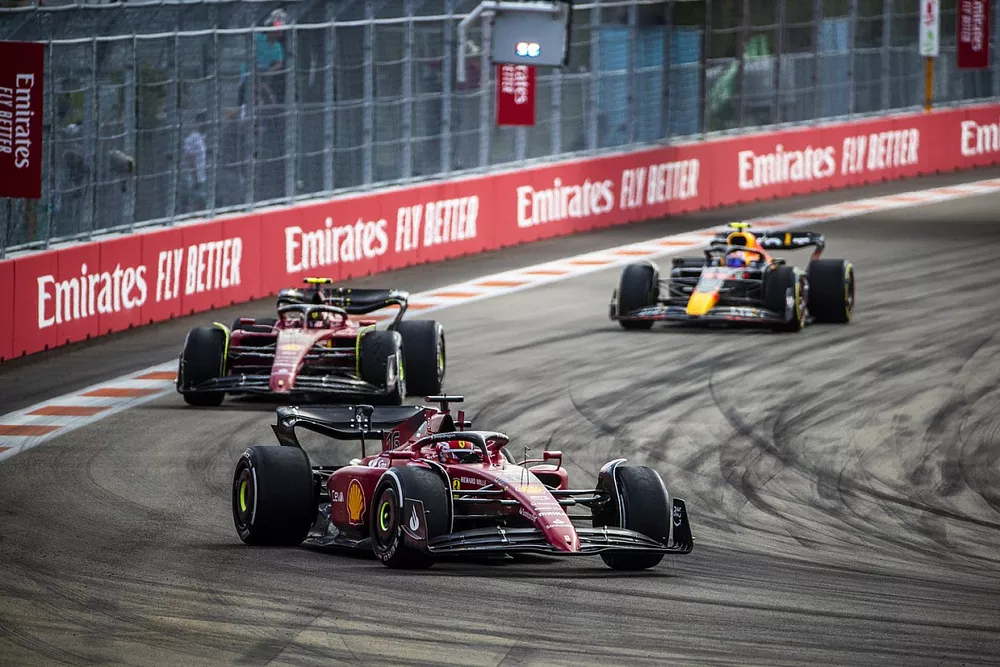 Charles Leclerc, Ferrari F1-75, Carlos Sainz, Ferrari F1-75, Sergio P&eacute;rez, Red Bull Racing RB18