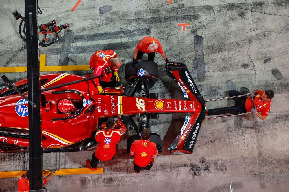 Mechanics in the pit lane with Charles Leclerc, Ferrari SF-24