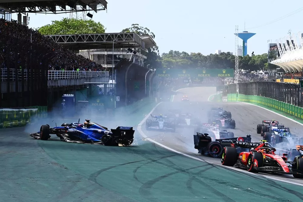 Kevin Magnussen, Haas VF-23, Alex Albon, Williams FW45, crash at the start