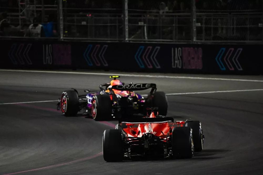 Sergio Perez, Red Bull Racing RB19, Charles Leclerc, Ferrari SF-23