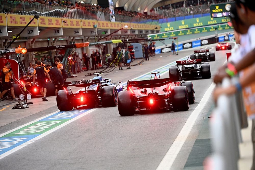 George Russell, Mercedes F1 W14, Pierre Gasly, Alpine A523, Charles Leclerc, Ferrari SF-23, el pitlane