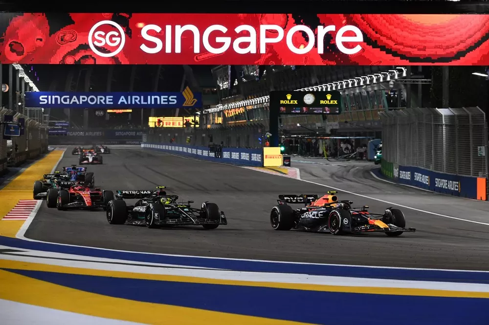 Sergio Perez, Red Bull Racing RB19, Lewis Hamilton, Mercedes F1 W14