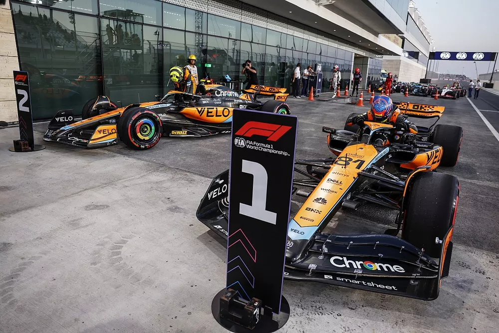 El ganador de la pole Sprint Oscar Piastri, McLaren MCL60, Lando Norris, McLaren MCL60, llegan al Parc Ferme tras el Sprint Shootout